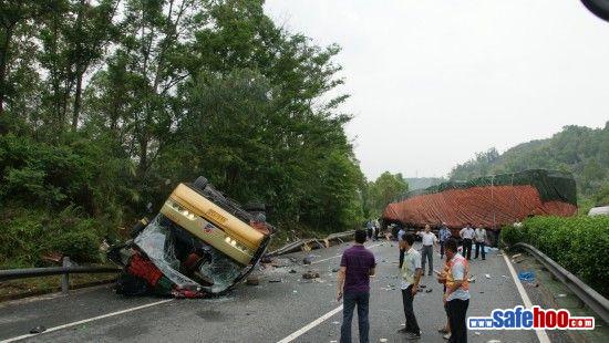 蒙河高速最新車(chē)禍?zhǔn)录疃冉馕? class=